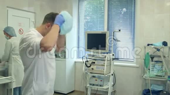 男医生戴上手术帽护士在手术室洗手视频的预览图