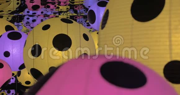 无限镜室与彩色点缀球由YayoiKusama视频的预览图