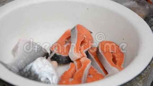 冷冻鱼鲑鱼切视频的预览图