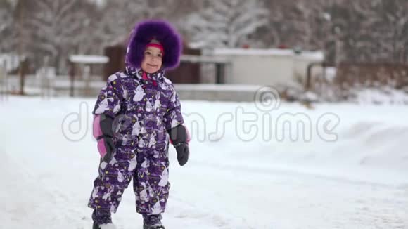 冬天的孩子户外快乐女孩视频的预览图