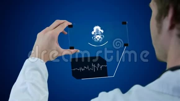 无法辨认的科学家医生双手采用未来的触摸屏技术显示x射线运动图形视频的预览图