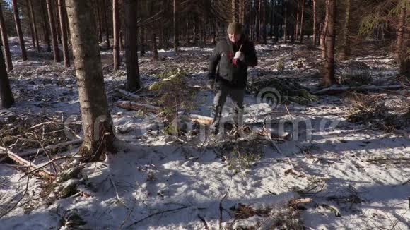 在被摧毁的森林里拿着斧头的伐木工人视频的预览图