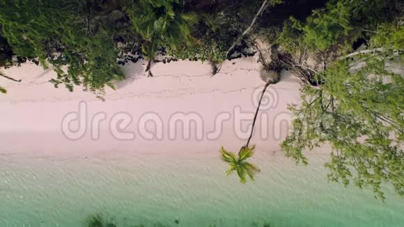 热带岛屿海滩和海滩洗沙车鸟瞰图视频的预览图