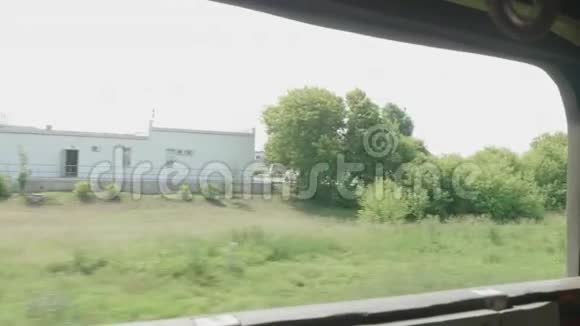 从老火车的窗户看到绿树和草视频的预览图