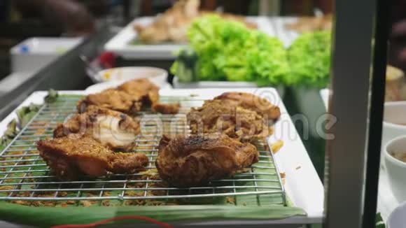在背景烹饪亚洲美食场上把鸡块合上视频的预览图