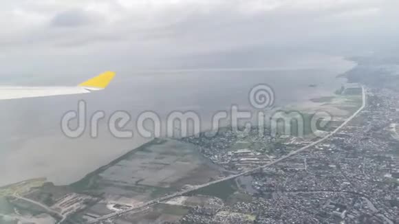 从飞机窗口观看房屋建筑物云山天际线海洋视频的预览图