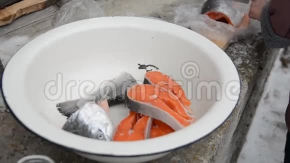 冷冻鱼鲑鱼切视频的预览图