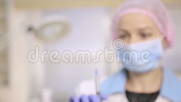 女医生医院护士用液体药物给注射器看视频的预览图