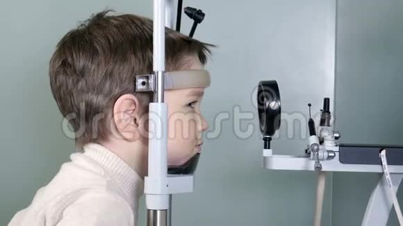 年轻的男病人正在验光师那里接受治疗视频的预览图