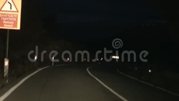 夜间在蛇形山路上醉酒驾车有意外危险视频的预览图