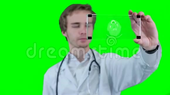 科学家医生使用未来的触摸屏技术显示x射线色度上的运动图形视频的预览图