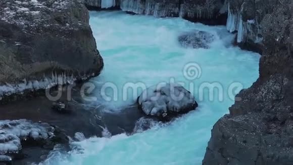 粗糙的山河与蓝色的水特写视频的预览图