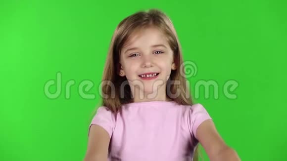 女孩竖起大拇指绿色屏幕慢动作视频的预览图
