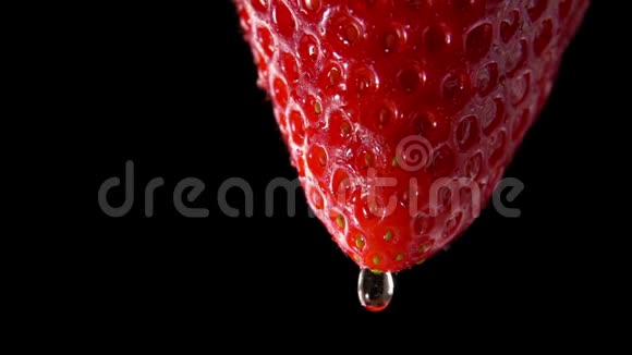 从草莓顶端滴下的水滴视频的预览图