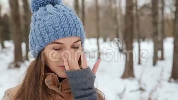 女孩冬天在公园里使用蛋白质视频的预览图
