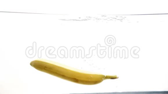 特写4k视频新鲜香蕉落水视频的预览图