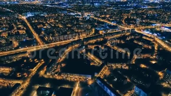 里加市的夜间高空坠落城镇的时间推移公寓大楼慢速飞行生活房屋房地产拉脱维亚视频的预览图