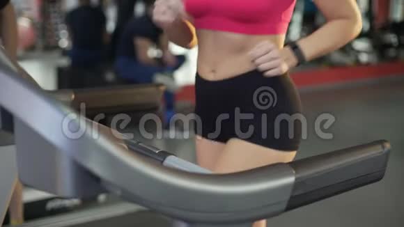 健身女士在健身房跑步机上慢跑为健康苗条的身体积极锻炼视频的预览图