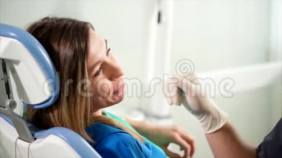 在牙科柜里谈话医生和病人交谈视频的预览图
