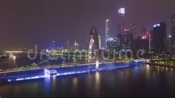 利德大桥和广州城在夜间鸟瞰图视频的预览图