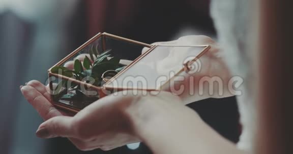 新娘手持订婚戒指盒视频的预览图
