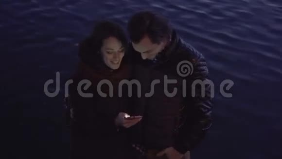 带着手机的年轻夫妇视频的预览图