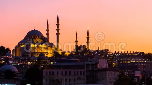 缩小Suleymaniye清真寺的时间推移视图夜间在伊斯坦布尔Bosphorus漂浮旅游船视频的预览图
