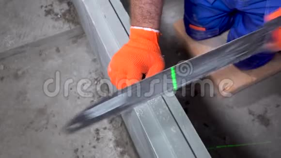 在公寓里修理一名建筑工人锯石膏板块视频的预览图