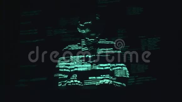 黑客网站的间谍软件黑色背景剪影视频的预览图