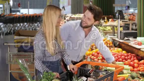 夫妇在超市选择蔬菜视频的预览图