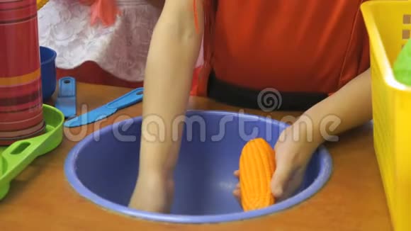 小女孩清洗人造红胡萝卜视频的预览图