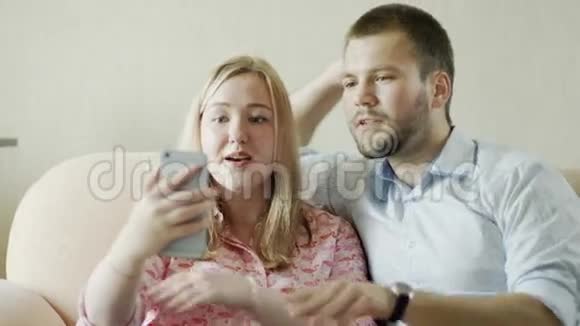 年轻夫妇在Skype上聊天视频的预览图