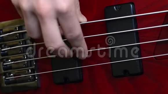 低音吉他视频的预览图