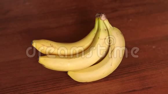 木制背景下新鲜香蕉的特写视频的预览图