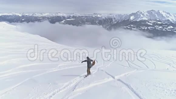 滑雪板下山后乡村慢动作空中4k视频的预览图