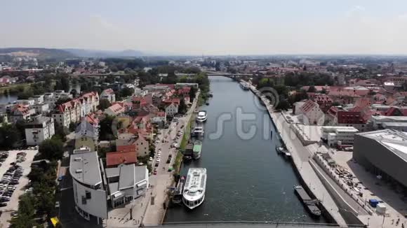 德国巴伐利亚雷根斯堡市多瑙河的鸟瞰图2018年夏季4K视频的预览图