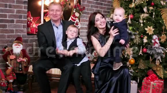 一个幸福家庭的肖像父母和孩子在一起母亲父亲和儿子庆祝新年视频的预览图