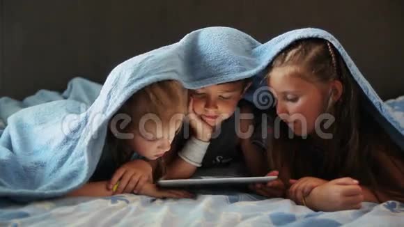 孩子们在平板电脑上玩视频的预览图