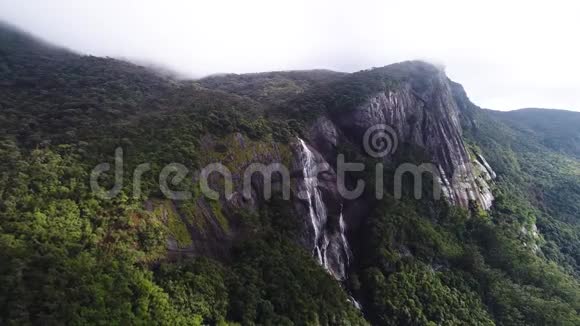 斯里兰卡亚当峰山脉瀑布和森林运动的鸟瞰图视频的预览图