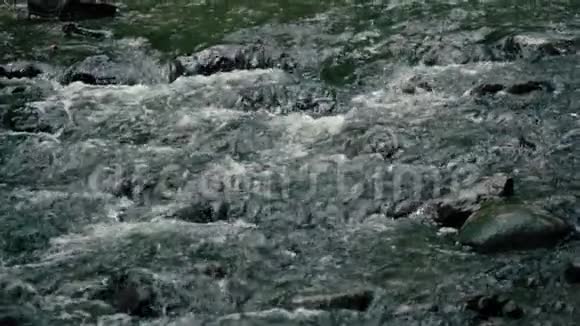 慢镜头在悬山河的石头上流着水视频的预览图