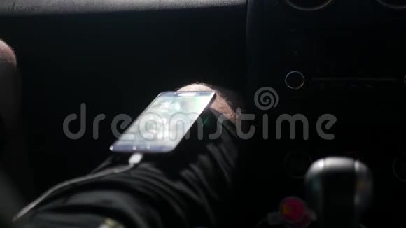 手机充电在车上的人膝盖上阳光反射在屏幕上高清1920x1080慢视频的预览图