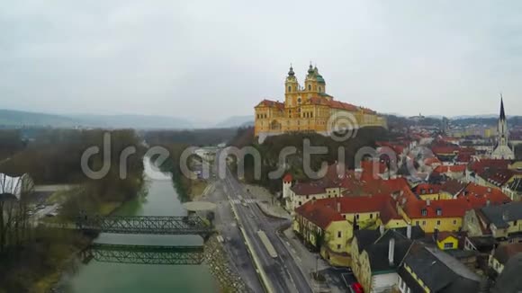 俯瞰梅尔克修道院美丽的巴洛克建筑古老的欧洲城市视频的预览图