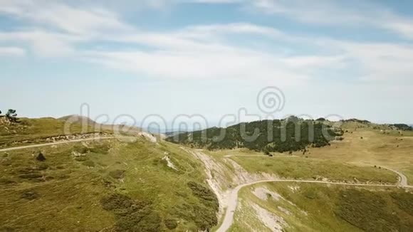 法国阿里盖山上比利牛斯公路的鸟瞰图视频的预览图