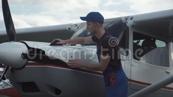 在飞机上工作的年轻飞行员或机械师视频的预览图