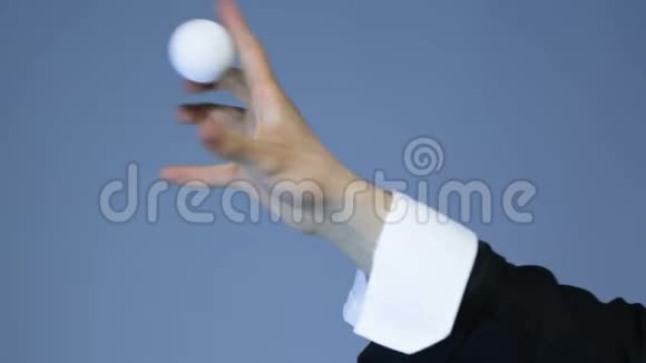魔术师用白球表演魔术视频的预览图