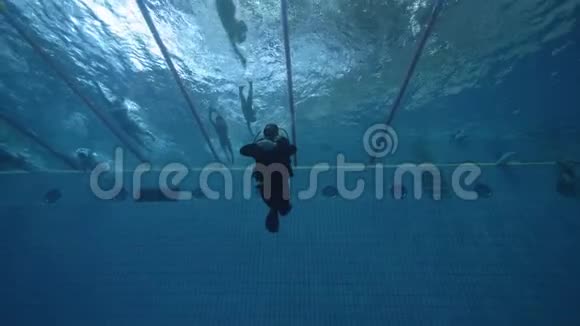 潜水者在深水池水下游泳深水池潜水课程视频的预览图