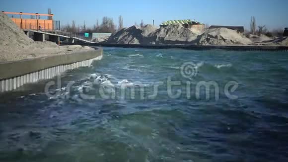 水文工程施工从海到河口通过运河的通道大坝视频的预览图