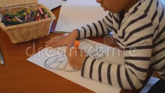 幼儿涂色一幅画视频的预览图