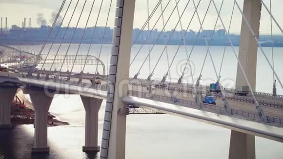 在工业背景下驾驶现代海上吊桥视频的预览图