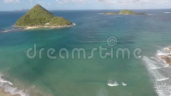 海上小岛屿的空中无人机视频的预览图